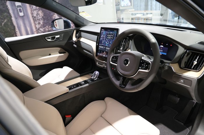 2025 Volvo XC60 Plus B5 Bright