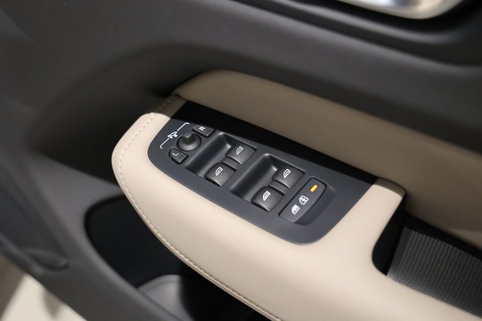 2025 Volvo XC60 Plus B5 Bright