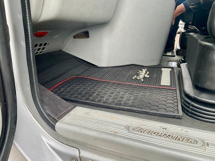 2014 Freightliner Coronado 106 Big Cab $105000 Inc Gst As Traded FREIGHTLINER CORONADO SILVER