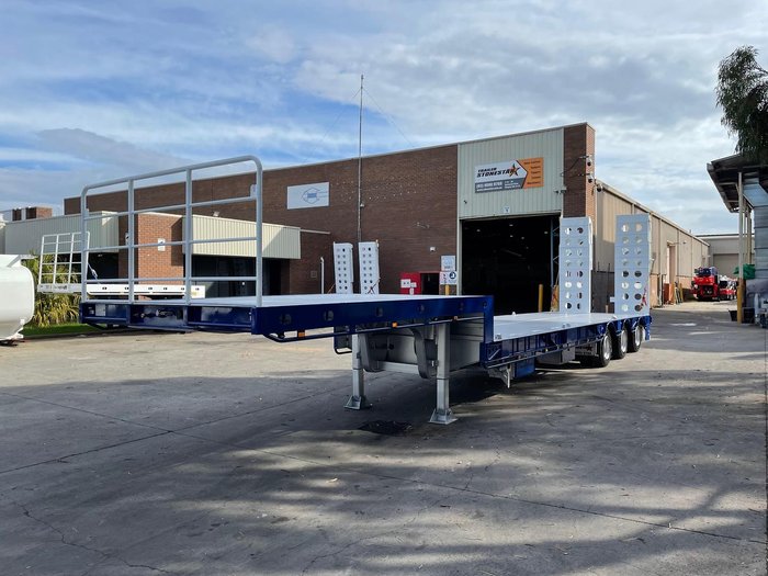 2025 Stonestar Drop Deck 45Ft Low Loader 2.5Mw-3.2Mw Red