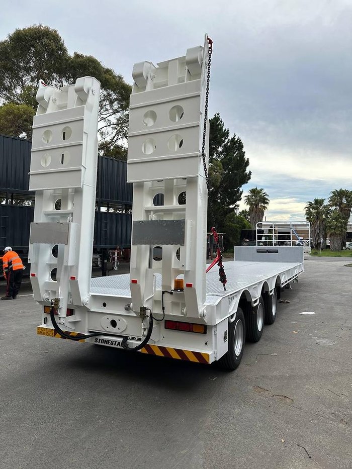 2025 Stonestar Drop Deck 45Ft Low Loader 2.5Mw-3.2Mw Red