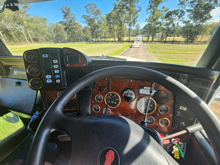 2004 Kenworth T404sar 36Inch Bunk  , Auto , 24Ft Tray