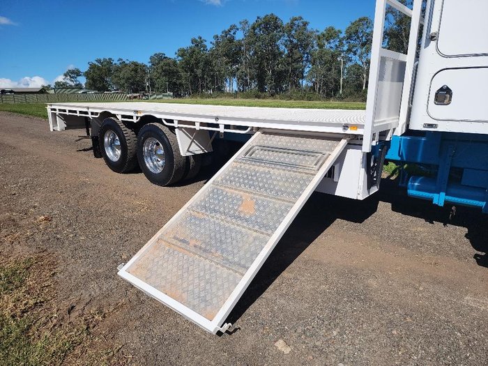 2004 Kenworth T404sar 36Inch Bunk  , Auto , 24Ft Tray