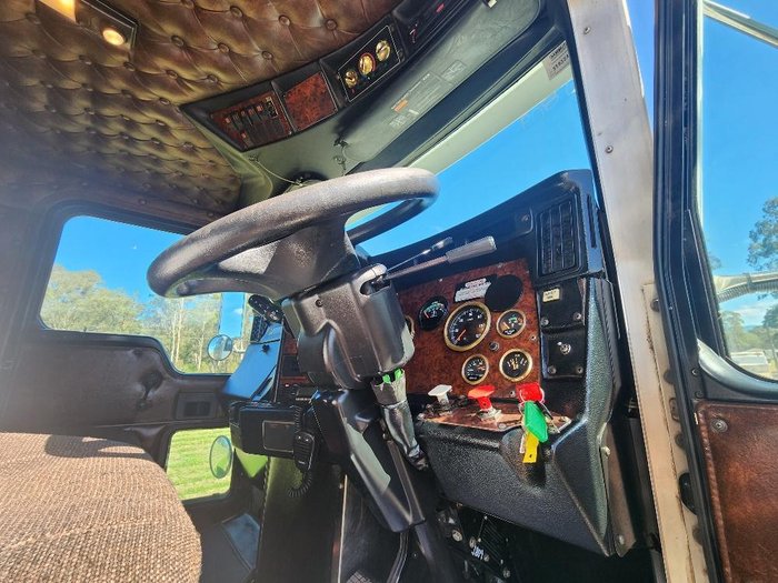 2004 Kenworth T404sar 36Inch Bunk  , Auto , 24Ft Tray