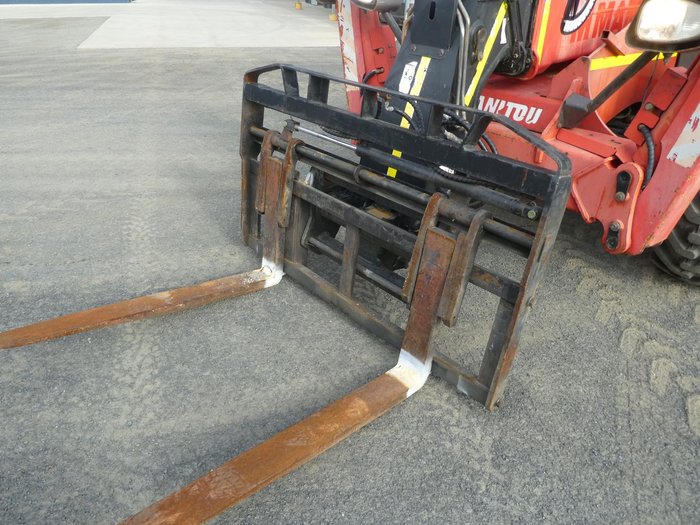 2011 Manitou Mt1440 RED