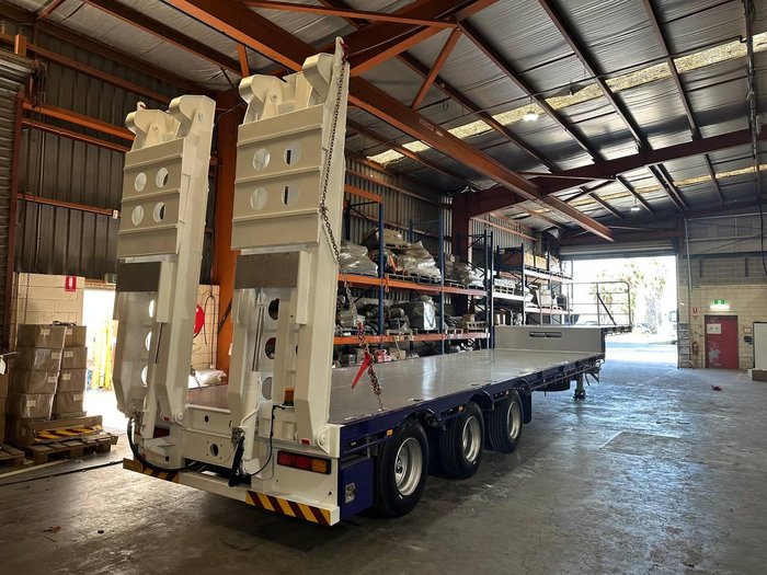 2025 Stonestar Brand New Extendable Drop Deck With B-Fold Ramp 900H Blue