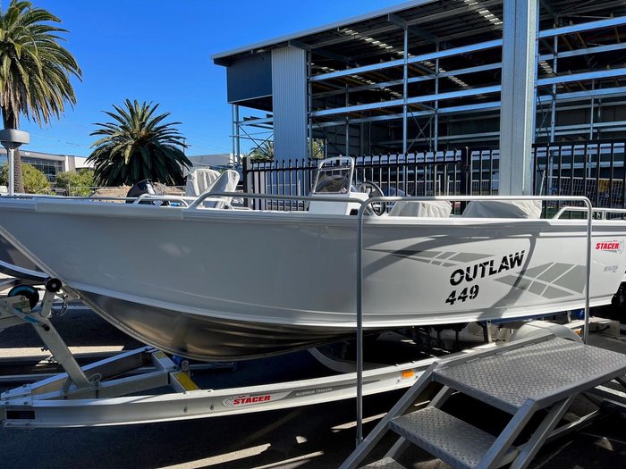 2023 Stacer 449 Outlaw Side Console