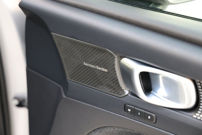 2023 Volvo XC40 Ultimate B5 Dark