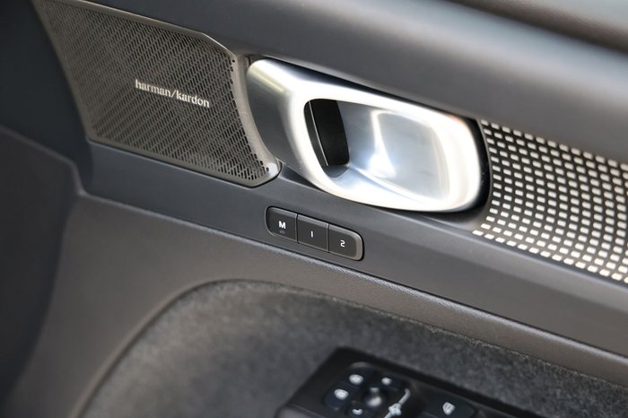 2023 Volvo XC40 Ultimate B5 Dark