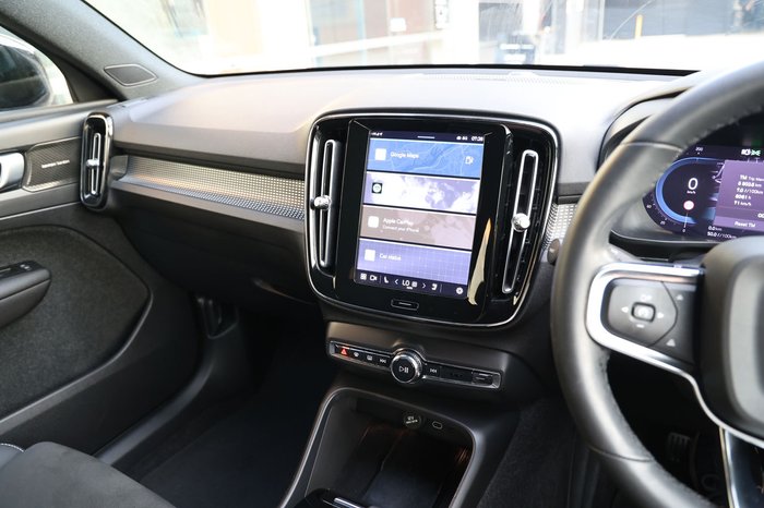 2023 Volvo XC40 Ultimate B5 Dark