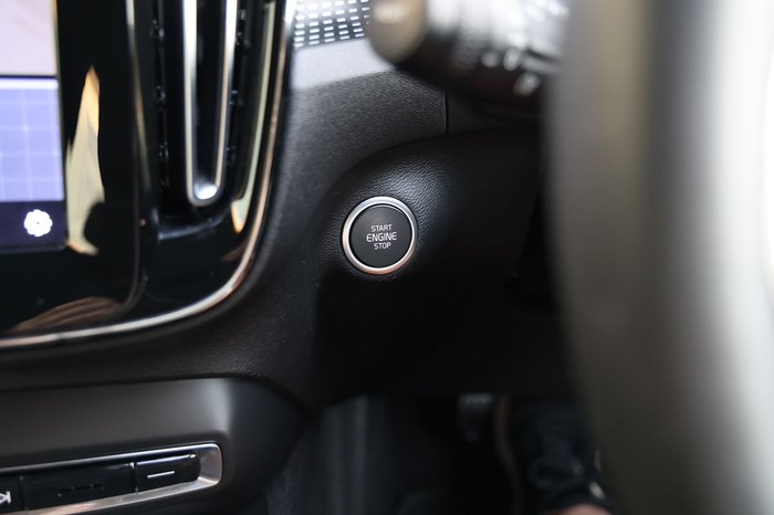 2023 Volvo XC40 Ultimate B5 Dark