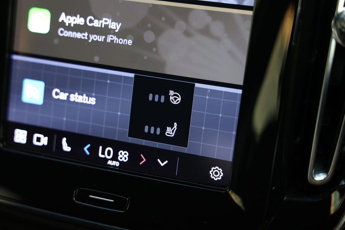 2023 Volvo XC40 Ultimate B5 Dark