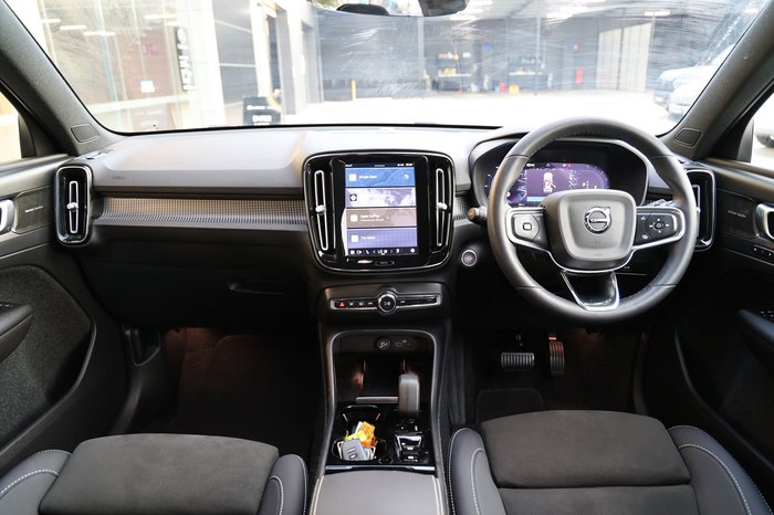 2023 Volvo XC40 Ultimate B5 Dark