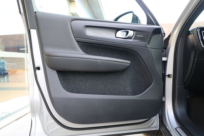 2023 Volvo XC40 Ultimate B5 Dark