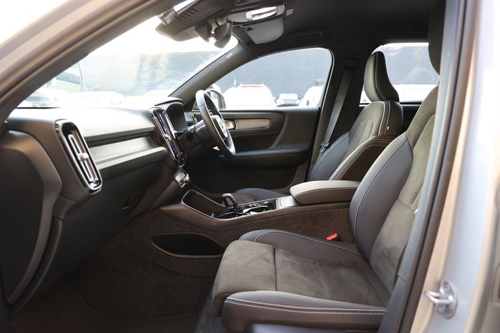 2023 Volvo XC40 Ultimate B5 Dark