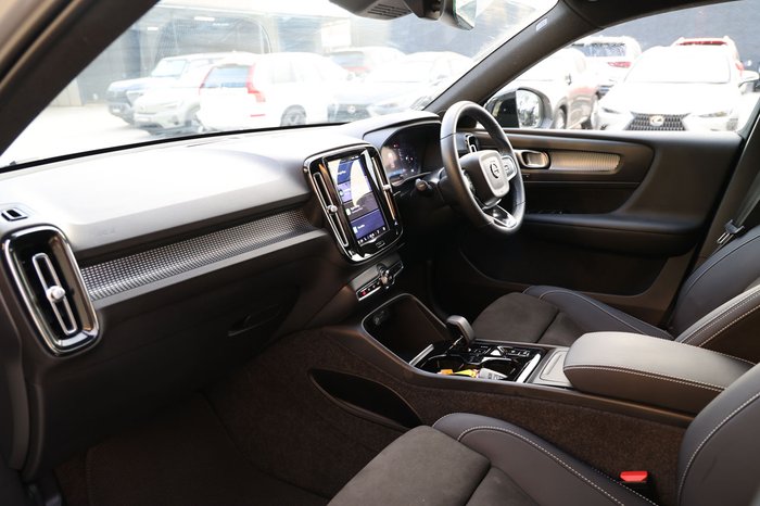 2023 Volvo XC40 Ultimate B5 Dark