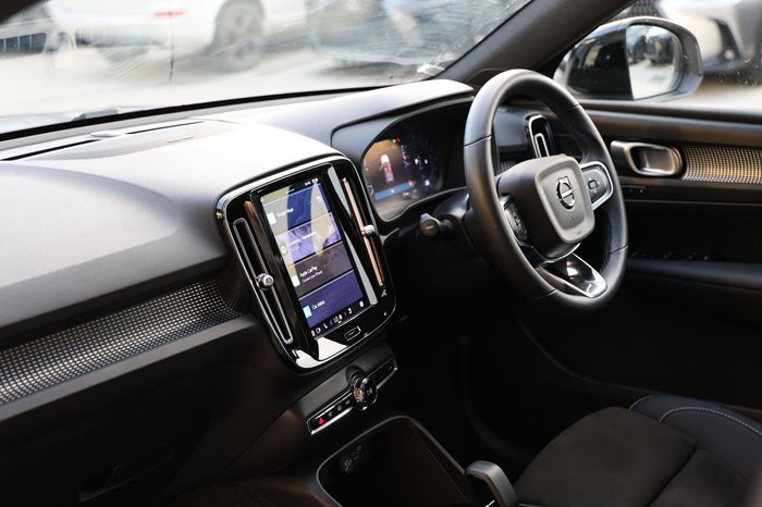 2023 Volvo XC40 Ultimate B5 Dark