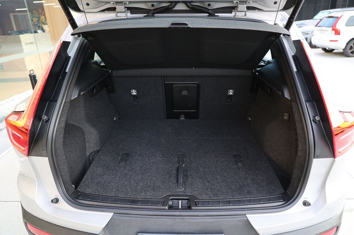 2023 Volvo XC40 Ultimate B5 Dark