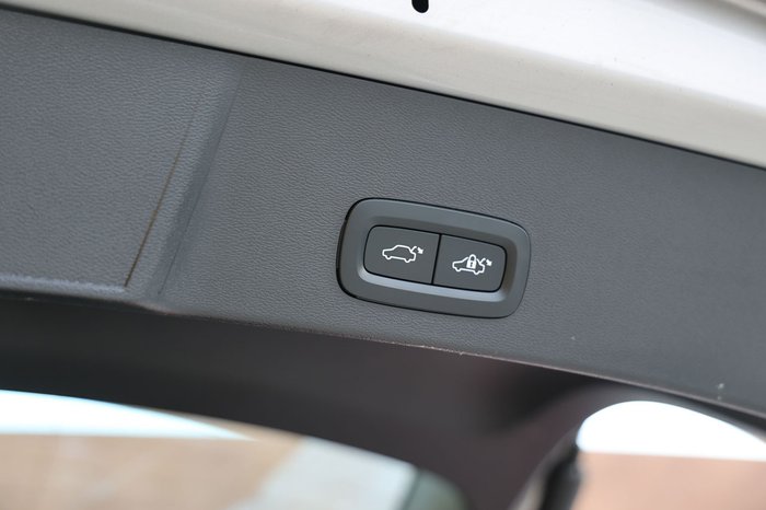 2023 Volvo XC40 Ultimate B5 Dark