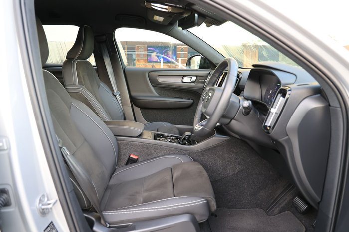 2023 Volvo XC40 Ultimate B5 Dark