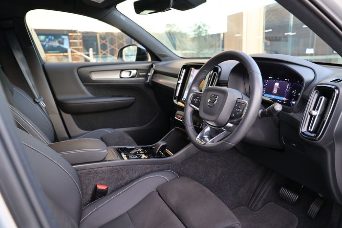 2023 Volvo XC40 Ultimate B5 Dark