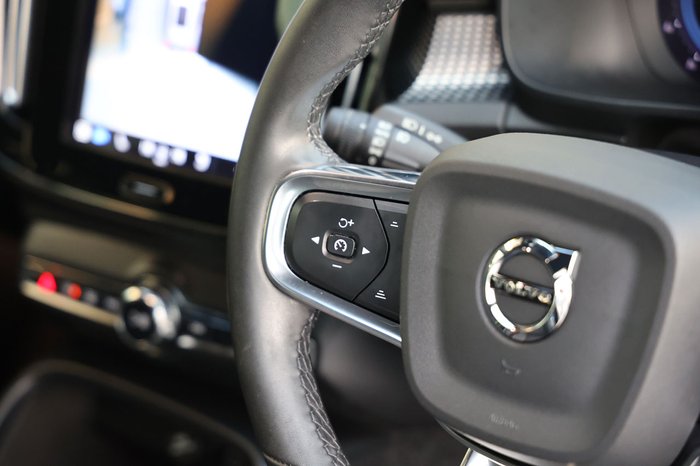 2023 Volvo XC40 Ultimate B5 Dark