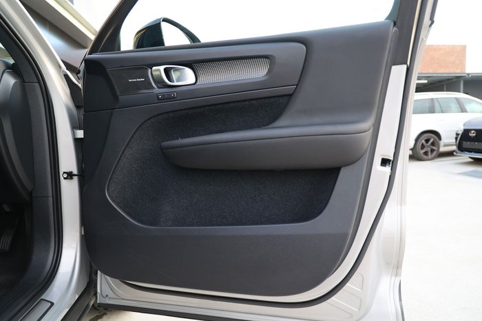 2023 Volvo XC40 Ultimate B5 Dark