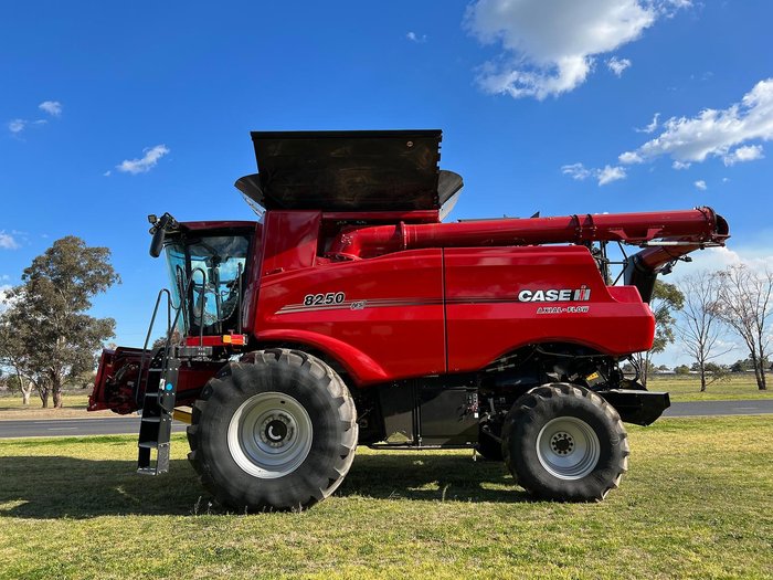 CASE IH 8250 Combine