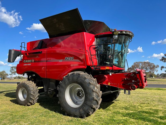 CASE IH 8250 Combine