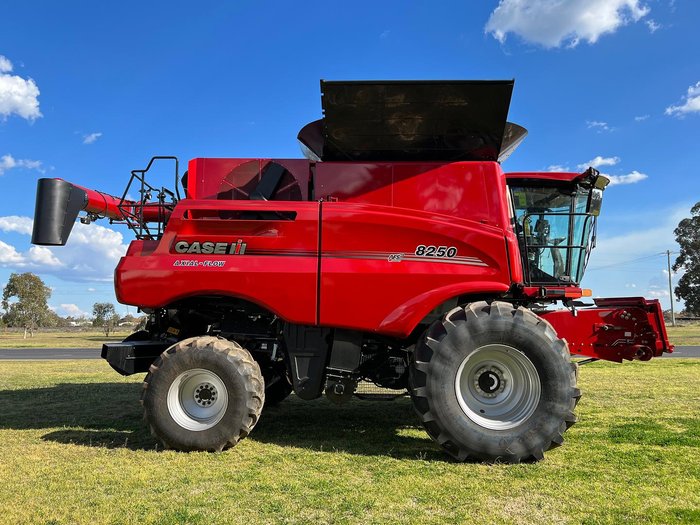 CASE IH 8250 Combine