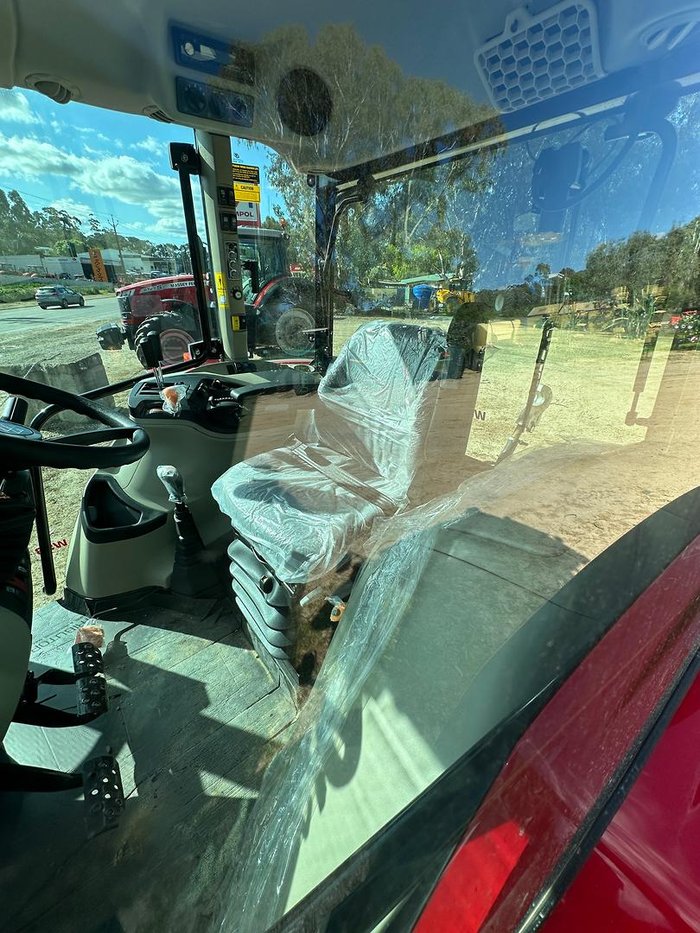 2023 Massey Ferguson 6713Es.4C Red