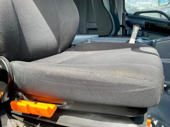 2010 Hino 17270 4 Mt Aads Agi Auto Immac Cond Full Hist $100000+Gst HINO 17270 WHITE