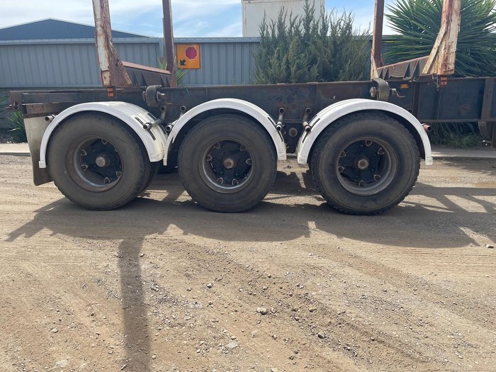 1981 CUSTOM BUILT 12M Tri/A Log Trailer