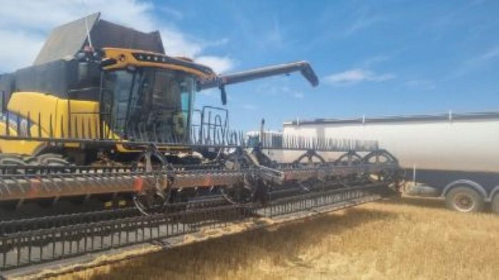 2016 New Holland Cr8.90