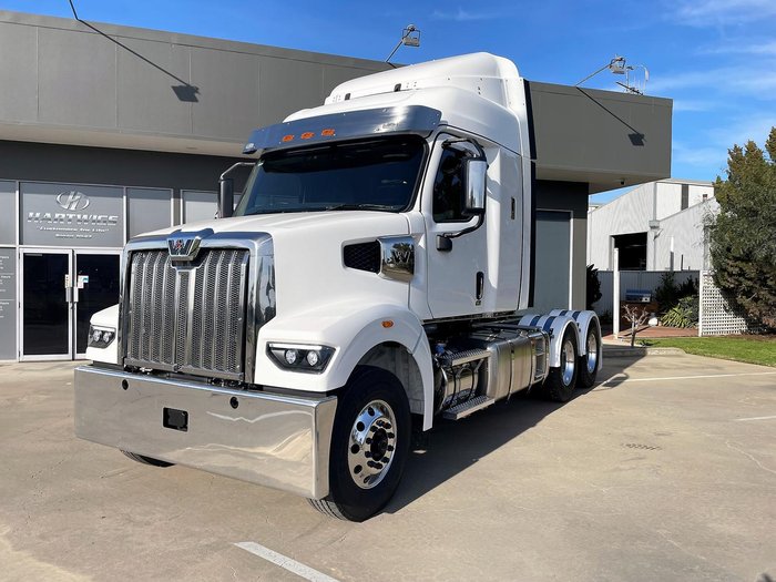 2025 Western Star 48X 36" Sleeper (RTLO22918-B Manual Transmission)