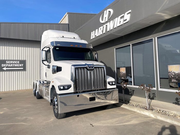 2025 Western Star 48X 36" Sleeper (RTLO22918-B Manual Transmission)