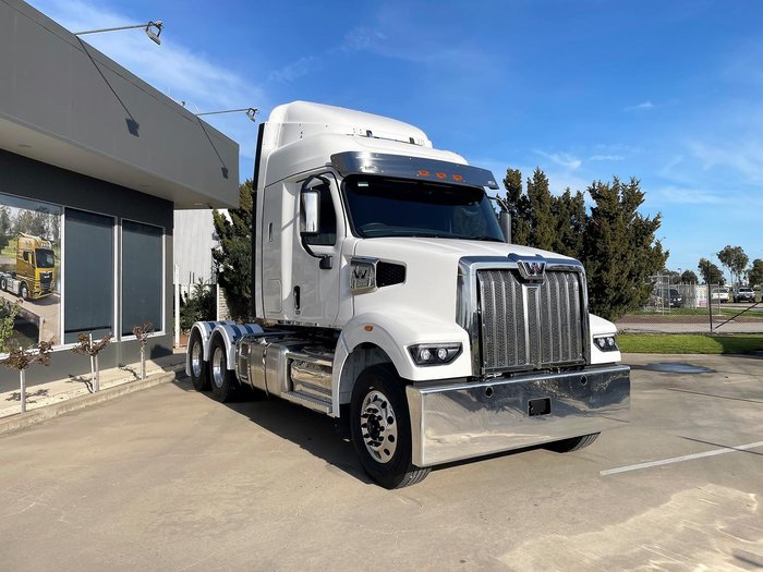 2025 Western Star 48X 36" Sleeper (RTLO22918-B Manual Transmission)
