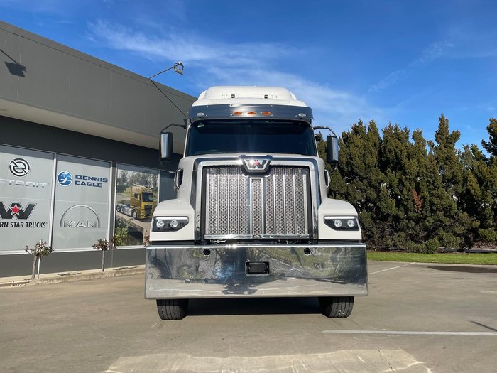 2025 Western Star 48X 36" Sleeper (RTLO22918-B Manual Transmission)