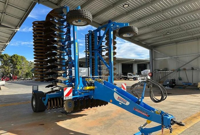 0 2024 FARMET SOFTER 8PS TRAILING SPEED DISC +V ROLLER EX DEMO BLUE