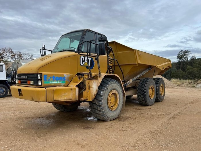 2005 Caterpillar 725