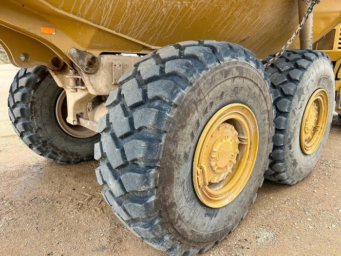 2005 Caterpillar 725