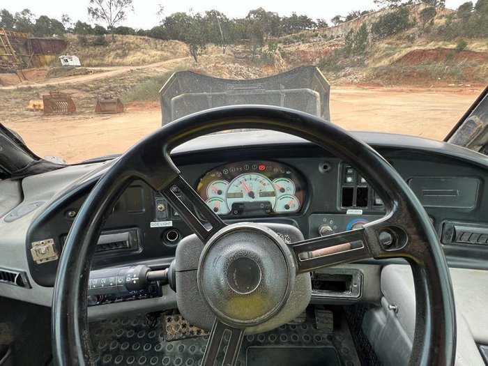 2005 Caterpillar 725