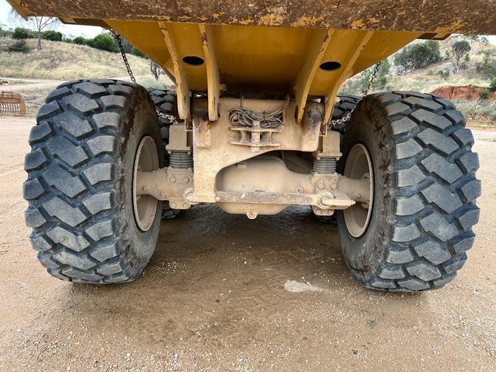 2005 Caterpillar 725