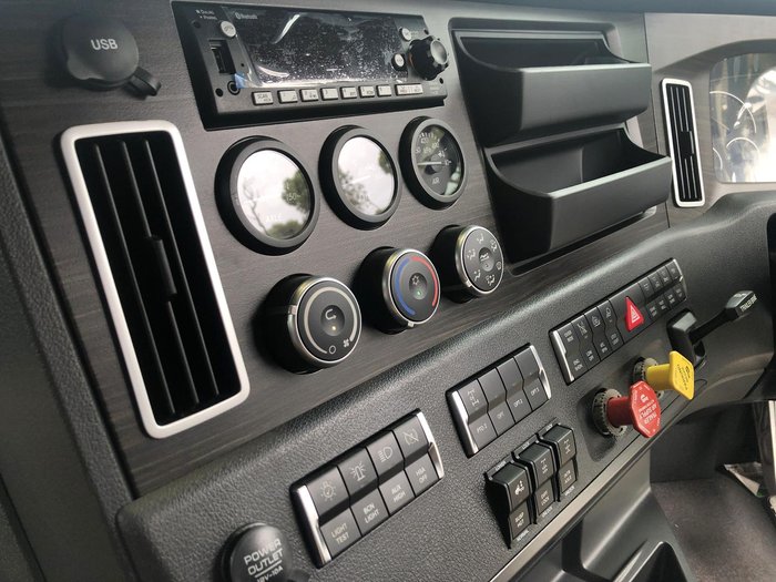 2023 Freightliner Cascadia 126 White