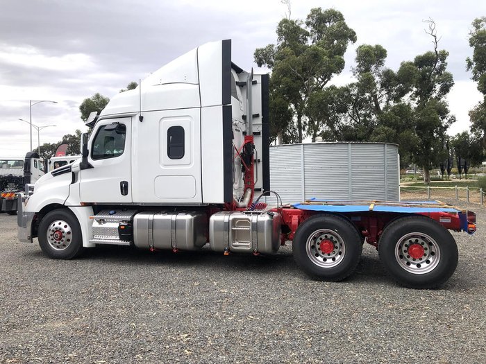 2023 Freightliner Cascadia 126 White
