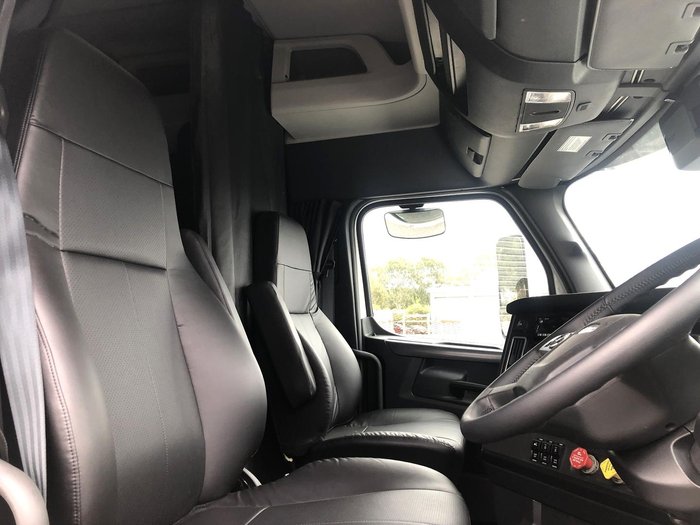 2023 Freightliner Cascadia 126 White