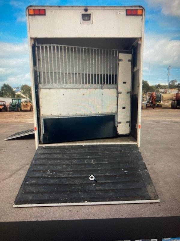 2009 Isuzu Frr 600 WHITE