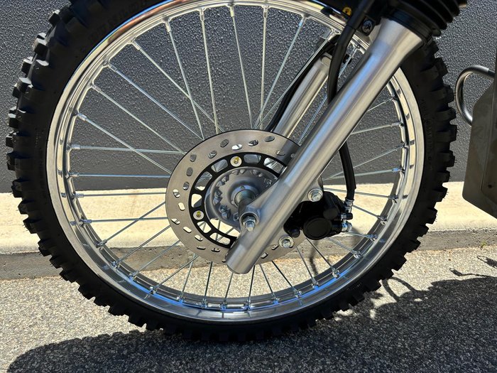 2025 Suzuki Trojan (DR200SE) Trojan White