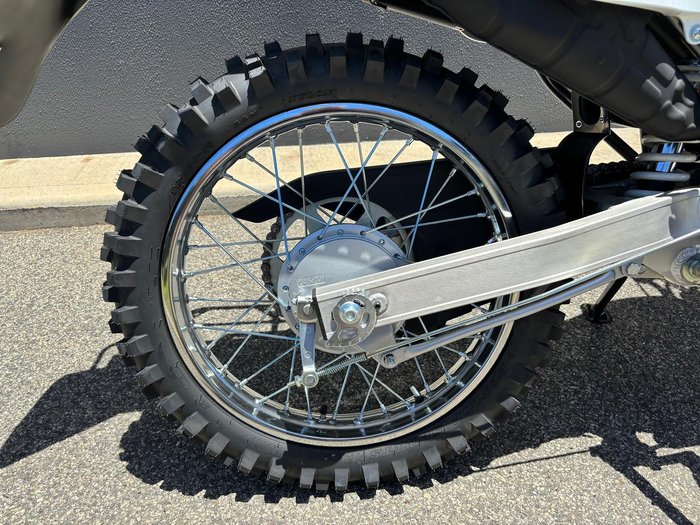 2025 Suzuki Trojan (DR200SE) Trojan White