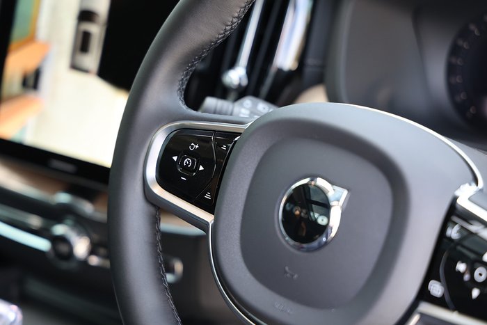 2025 Volvo XC60 Ultra B5 Dark